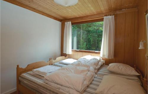 ゲッサーにあるAwesome Home In Gedser With 3 Bedrooms And Wifiのベッドルーム1室(窓の前にベッド1台付)