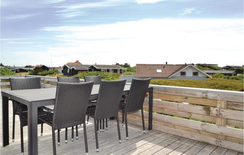 una mesa y sillas en la cubierta de una casa en Pej, en Fanø