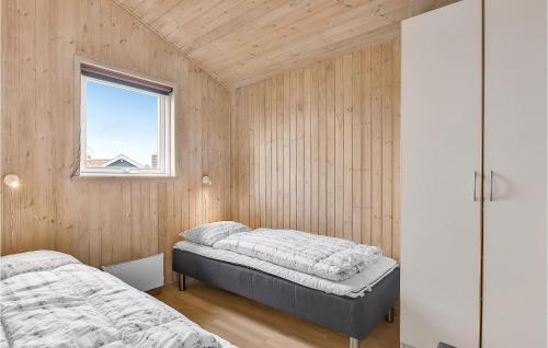 Кровать или кровати в номере Nice Home In Juelsminde With 4 Bedrooms, Wifi And Indoor Swimming Pool