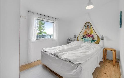 - une chambre blanche avec un lit et une fenêtre dans l'établissement 2 Bedroom Amazing Home In Sydals, à Østerby