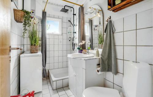 La petite salle de bains est pourvue de toilettes et d'un lavabo. dans l'établissement 2 Bedroom Amazing Home In Sydals, à Østerby