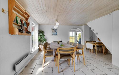 a dining room with a table and chairs at Beautiful Home In Christiansfeld in Christiansfeld