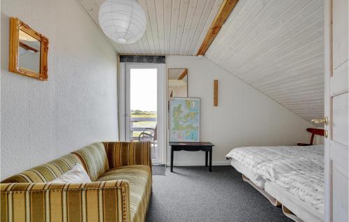 ein Schlafzimmer mit einem Sofa, einem Bett und einem Fenster in der Unterkunft Pet Friendly Home In Christiansfeld With Sauna in Christiansfeld