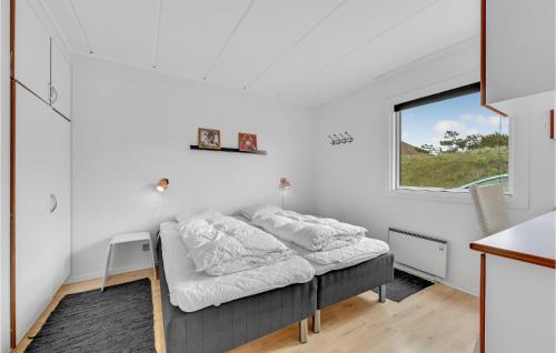 NymindegabにあるBeautiful Apartment In Nrre Nebel With 2 Bedrooms And Wifiの窓付きの部屋にベッド付きのベッドルーム1室があります。