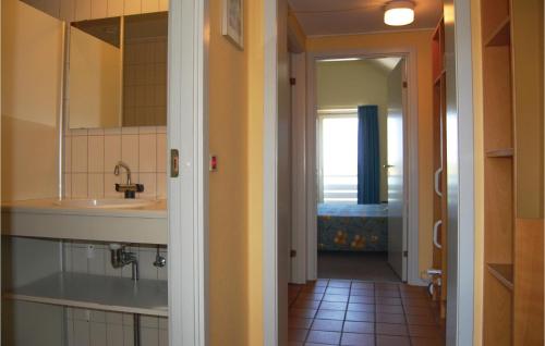 ルーケベングにあるNice Apartment In Rudkbing With 3 Bedrooms And Wifiのバスルーム(洗面台、鏡付)