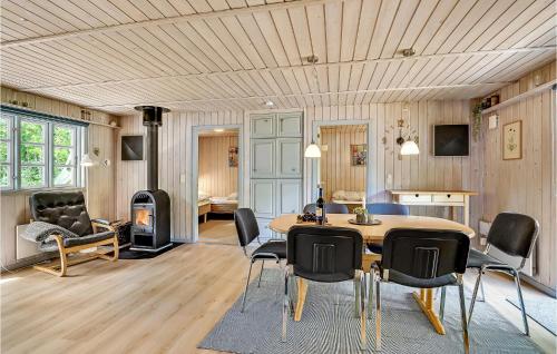a living room with a table and chairs at Holiday Home Søgårdsvej Ansager Vi in Ansager