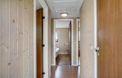 un pasillo abierto con un pasillo que conduce a una habitación en Stunning Home In Blvand With Kitchen, en Ho