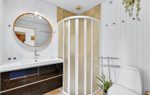 Koupelna v ubytování Beautiful Home In Skjern With Kitchen