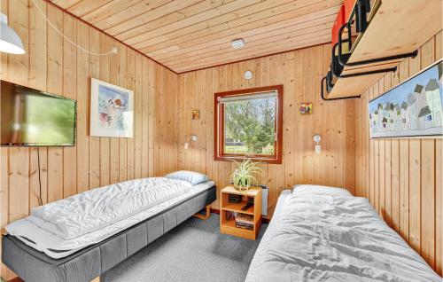 Postel nebo postele na pokoji v ubytování Beautiful Home In Skjern With Kitchen