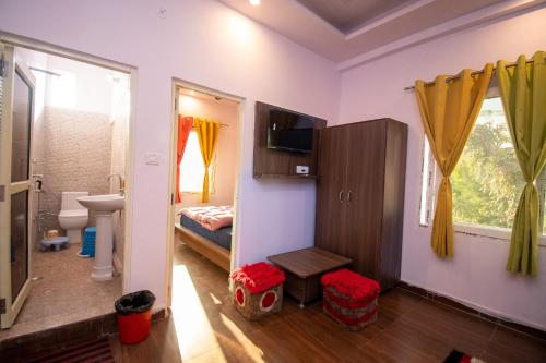 Sai Ganga Cottage by Hotel B Grand في ريشيكيش: غرفة بسرير وحمام