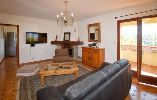 Kuchyňa alebo kuchynka v ubytovaní Cozy Apartment In Porticcio With Wifi