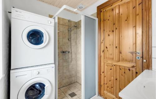 uma máquina de lavar e secar roupa na casa de banho com chuveiro em Lovely Home In Rm With Kitchen em Bolilmark