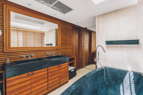 uma casa de banho com um grande lavatório e uma banheira em Allure Resort em Praia de Choeng Mon