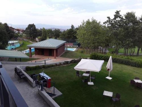 Výhľad na bazén v ubytovaní Duplex de montaña en campo de golf alebo v jeho blízkosti