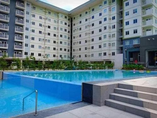 Πισίνα στο ή κοντά στο Staycation Amaia Altaraza Condominium