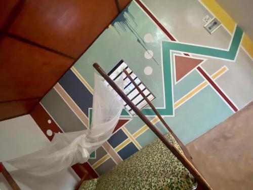 CDAC Elijah - Espace Culturel في Ouidah: الدرج مع وجود شبكة بيضاء على الحائط