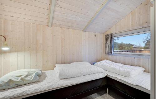 エーベルトフトにあるLovely Home In Ebeltoft With Wifiの窓付きの部屋 ベッド2台