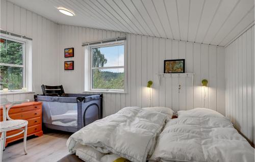 エーベルトフトにあるStunning Home In Ebeltoft With Wifiのベッドルーム1室(ベッド1台、ドレッサー、窓付)