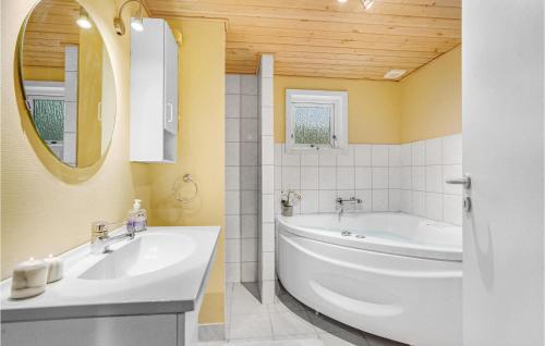 Kylpyhuone majoituspaikassa 4 Bedroom Cozy Home In Blvand