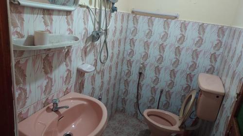 La salle de bains est pourvue d'un lavabo et de toilettes. dans l'établissement Green House, à Nallathanniya