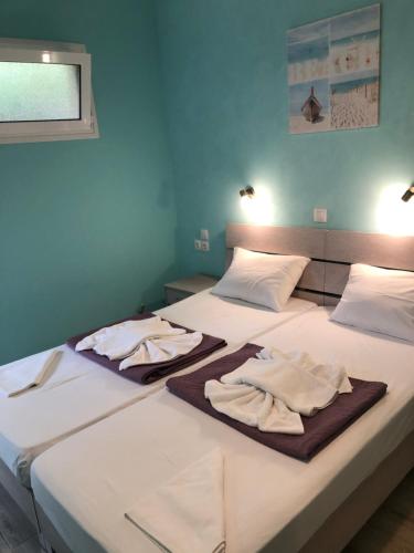 - 2 lits dans une chambre avec des serviettes dans l'établissement Faros apartment, à Sfakiá