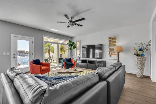 ein Wohnzimmer mit einem Sofa und einem Tisch in der Unterkunft Santorini in Glendale