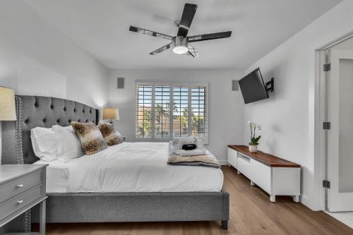 ein Schlafzimmer mit einem großen Bett und einem Deckenventilator in der Unterkunft Santorini in Glendale
