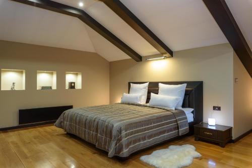 Un pat sau paturi într-o cameră la Lion Bansko Hotel
