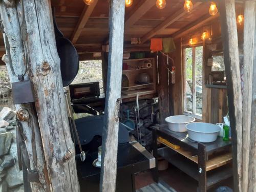 薩翁林納的住宿－Rantakallio Savonlinna, Tervetuloa meille!，小木屋内的厨房,餐桌上放着两个碗