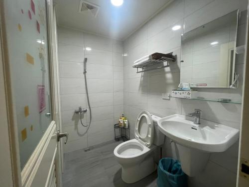 uma casa de banho com um WC e um lavatório em Candy House em Zhushan