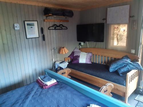 um quarto com uma cama com uma prancha de surf em Rantakallio Savonlinna, Tervetuloa meille! em Savonlinna