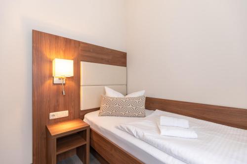 Postel nebo postele na pokoji v ubytování HOTEL am STRAND