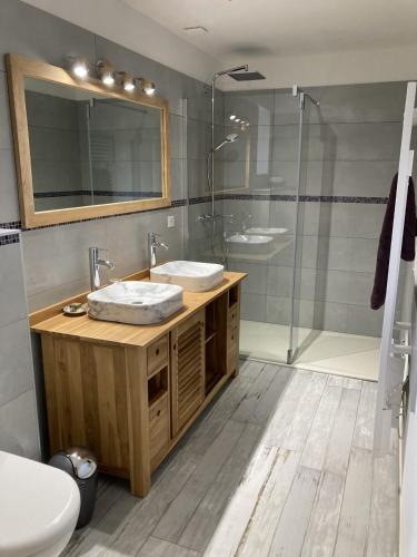 une salle de bain avec deux lavabos et une douche dans l'établissement Chambre d'hôtes Lavande- A l'Ombre des Tilleuls, à Lagorce