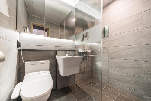 ein Bad mit einem WC und einem Waschbecken in der Unterkunft Jamsil Stay Hotel in Seoul