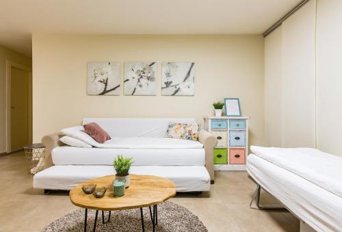 a living room with a couch and a table at Between Crater and Lake in Yeroẖam