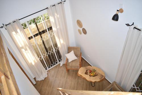 Pokój z oknem z krzesłem i stołem w obiekcie Tiny house with amazing view w mieście Arusza