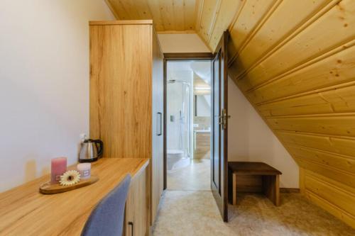 Cette chambre est dotée d'un escalier et d'un plafond en bois. dans l'établissement Suchowianka Ski&Relax, à Białka Tatrzańska