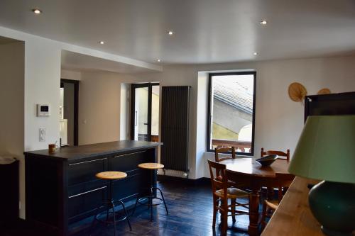 eine Küche und ein Esszimmer mit einem Tisch und Stühlen in der Unterkunft Appartement 6 personnes, les 3 vallées, près des Thermes in Brides-les-Bains