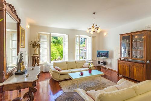 Heritage Dvori with garden, free parking next to sea beautiful location