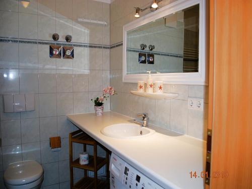 łazienka z umywalką i toaletą w obiekcie Anna-App-01 w mieście Ahlbeck