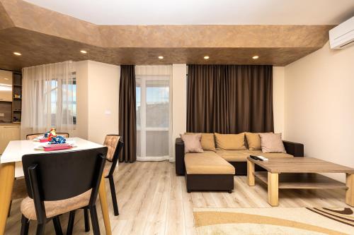 Posezení v ubytování Sunny 1BD Apartment in OLD TOWN by Flat Mаnager