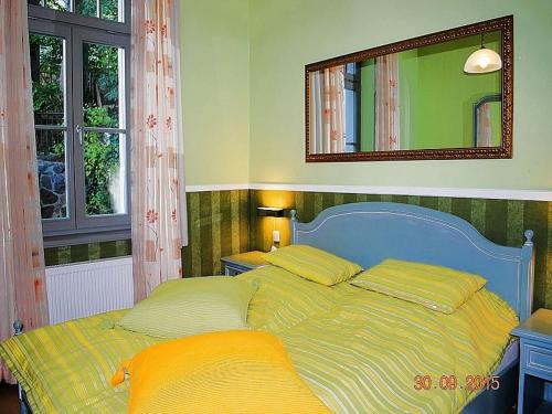 ヘリングスドルフにあるSan-Marino-App-03のベッドルーム1室(ベッド1台、壁掛け鏡付)
