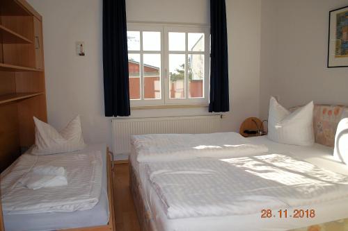 Duas camas num quarto com uma janela em Feriendomizil-Goethestr-App-12 em Ahlbeck