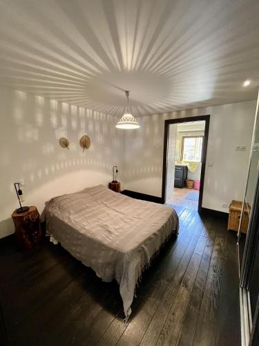 une chambre avec un grand lit avec un plafond dans l'établissement Appartement 6 personnes, les 3 vallées, près des Thermes, à Brides-les-Bains