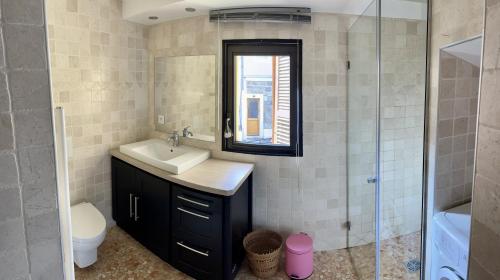 ein Bad mit einem Waschbecken und einer Glasdusche in der Unterkunft Appartement 6 personnes, les 3 vallées, près des Thermes in Brides-les-Bains
