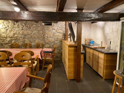 Kuchyň nebo kuchyňský kout v ubytování Country House Novosel