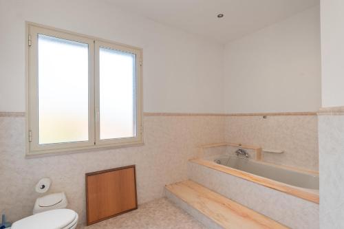 een badkamer met een bad, een toilet en een wastafel bij Appartamento in Villa Marlory in Monreale
