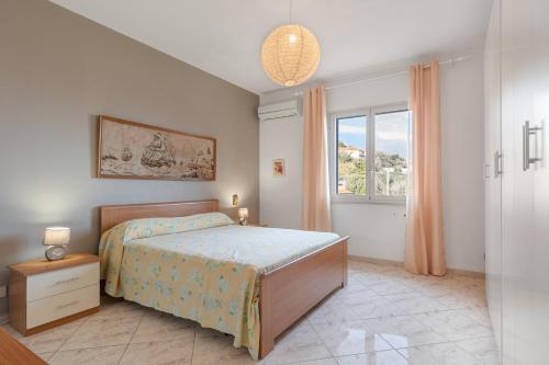 een slaapkamer met een bed en een raam bij Appartamento in Villa Marlory in Monreale