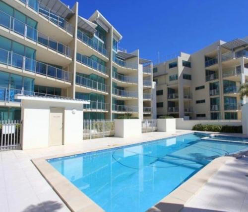 Bazén v ubytování Bargara Oceanfront Luxury Grd Flr Apartment nebo v jeho okolí