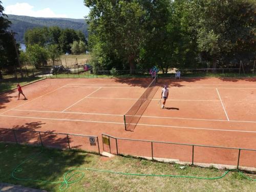 Tenis a/nebo squash v ubytování Lorica Apartment Residence LagoSila nebo okolí